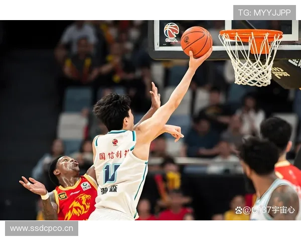 杨瀚森接球瞬间爆发单手劈扣震撼全场轻松拿下两分