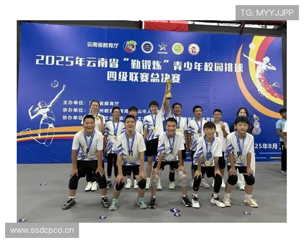 苏超联赛冠军奖杯正式亮相高达五十五厘米重达八点五公斤彰显冠军荣耀